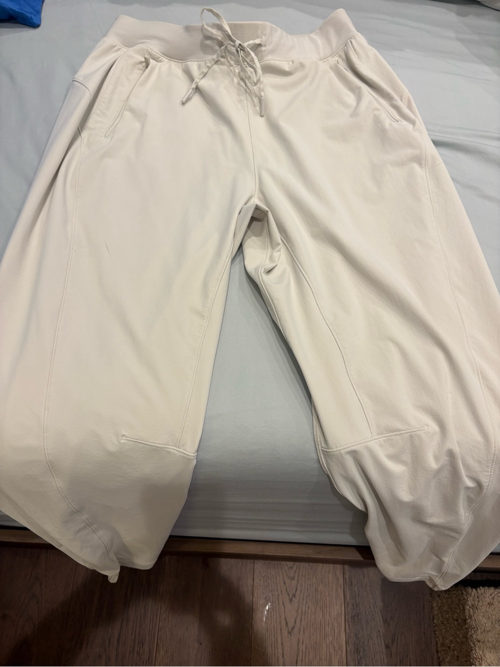 Lululemon cream jogger pants size 10